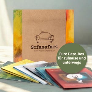 Könnte beinhalten: Ein braunes Box-Set mit dem Text "Sofasafari" und einer Sofa-Illustration. Die Box ist von bunten Büchern umgeben. Ein grüner Kreis mit weißem Text lautet "Eure Date-Box für zuhause und unterwegs".