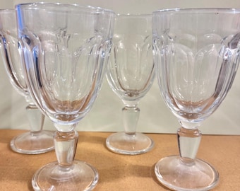 Juego de 4 copas de vidrio prensado transparente, cristalería decorativa.