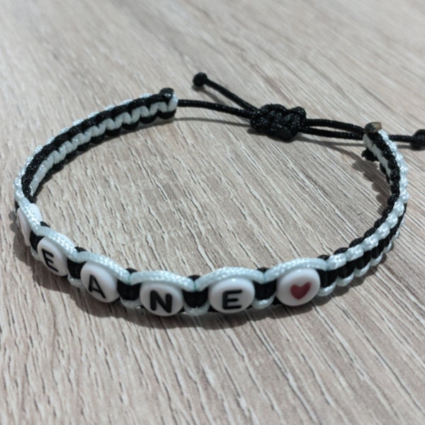 Bracelet tressé en cordon Macramé coloré et perles blanches écriture noire, Parfait pour son Enfant ou Futur grand frère ou grande sœur