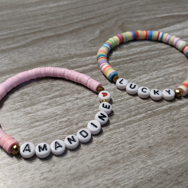 Bracelet de surfeur en perles heishi, Bijoux personnalisable avec breloque, Cadeau d'anniversaire pour enfant