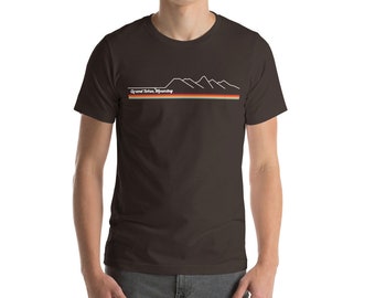 Montagne dell'Ovest: T-shirt Gender Neutral ispirata a Grand Teton, Wyoming Retro 1970