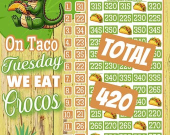 Può includere: Una cartella di bingo verde e marrone con un alligatore dei cartoni animati con un sombrero e occhiali da sole, che tiene in mano un taco. La cartella presenta il testo "On Taco Tuesday We Eat Crocos" e numeri del bingo.