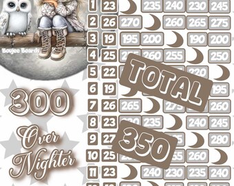 Può includere: Una cartella del bingo con uno schema di colori marrone e bianco. La cartella presenta numeri da 1 a 300, con un totale di 350. La cartella presenta anche un design a luna e stelle. Il testo "Over Nighter" e "Good Night" è anche sulla cartella.