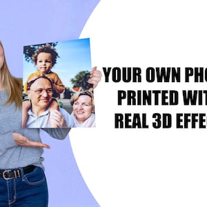 Könnte beinhalten: Eine Frau hält einen quadratischen Fotodruck mit einem Familienporträt und 3D-Effekt. Der Text rechts lautet: "YOUR OWN PHOTO PRINTED WITH REAL 3D EFFECT."