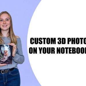 Könnte beinhalten: Eine Frau hält ein Notizbuch mit einem personalisierten 3D-Foto auf dem Cover. Das Foto zeigt einen Hund, der in einer Waldlandschaft sitzt. Der Text "CUSTOM 3D PHOTO ON YOUR NOTEBOOK" wird auf weißem Hintergrund angezeigt.