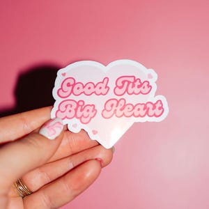 Sticker gros coeur Bons seins, Espace sécurisé LGBTQ+, Fierté Égalité, Forme de coeur rose, Culture pop, Auteur-compositeur-interprète, Just Girly Things, Merch