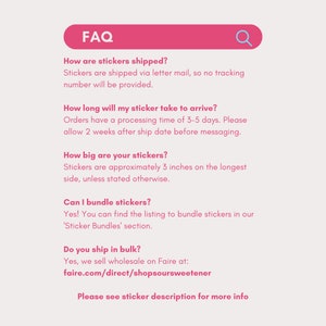 Pode incluir: FAQ sobre adesivos, incluindo envio, tempo de processamento, tamanho, possibilidade de agrupamento e op&ccedil;&otilde;es de atacado. O texto indica que os adesivos s&atilde;o enviados por correio, com um tempo de processamento de 3 a 5 dias. Os adesivos medem aproximadamente 3 polegadas e podem ser agrupados. Os pedidos de atacado est&atilde;o dispon&iacute;veis no Faire.