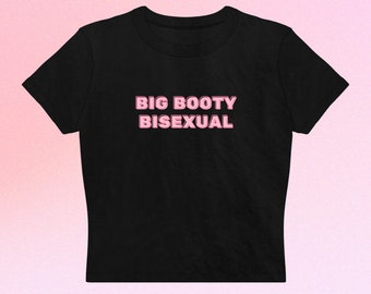 Puede incluir: Camiseta negra de corte corto con el texto "BIG BOOTY BISEXUAL" en rosa.