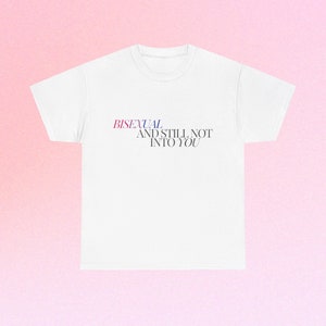 Camiseta "Bisexual And Still Not Into You", unisex, orgullo LGBTQ+, espacio seguro, meme divertido