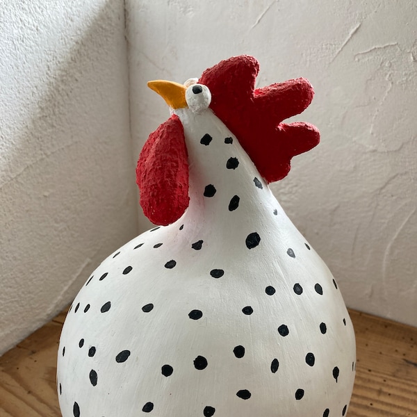 Sculpture minimaliste en argile d'une poule