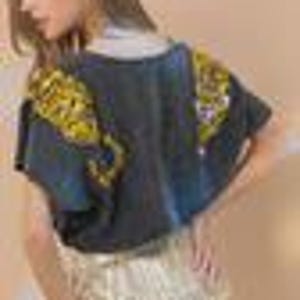 Garment Washed V Neck Tiger Sequin Patch T Shirt Charcoal