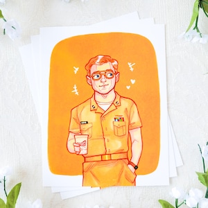 Puede incluir: Ilustración de un hombre con uniforme beige, sosteniendo un vaso con una bebida. La obra presenta un fondo naranja con pequeños aviones y formas de corazón. El hombre lleva gafas y un reloj. La imagen está impresa en cartulina blanca.