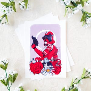 Puede incluir: Una figura blindada roja y negra se encuentra sobre un fondo morado, sosteniendo un rifle bláster. La figura está rodeada de rosas rojas y margaritas blancas.