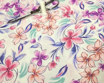 Tela de rayón con estampado floral acuarela – Aspecto de lino, tela suave, ligera y con buena caída, ideal para prendas femeninas. Se vende por medio metro (1/2 yarda).