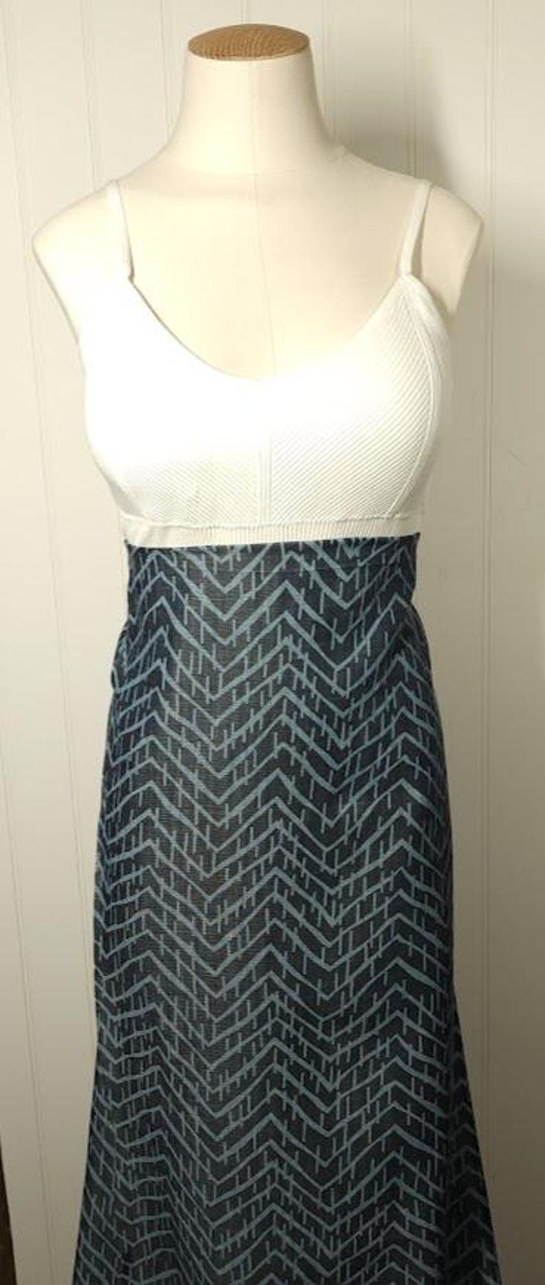 Puede incluir: Un letrero de madera r&uacute;stica con el texto "Welcome to our home" en letras blancas. El letrero presenta un acabado envejecido y un dise&ntilde;o simple y acogedor, ideal para la decoraci&oacute;n de la entrada.