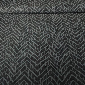 Puede incluir: Un juego de tres tazas de cer&aacute;mica con acabado mate moteado. Las tazas son de color crema, gris claro y gris oscuro. Cada taza tiene un dise&ntilde;o simple y minimalista, ideal para caf&eacute; o t&eacute;.