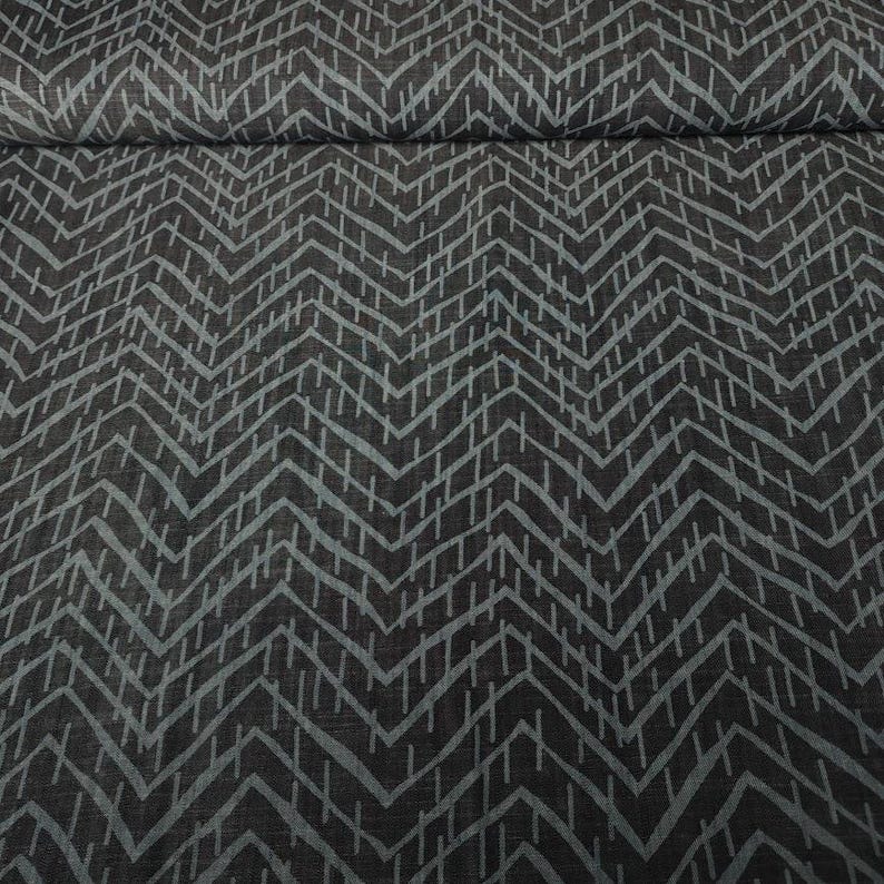 Puede incluir: Un juego de tres tazas de cer&aacute;mica con acabado mate moteado. Las tazas son de color crema, gris claro y gris oscuro. Cada taza tiene un dise&ntilde;o simple y minimalista, ideal para caf&eacute; o t&eacute;.