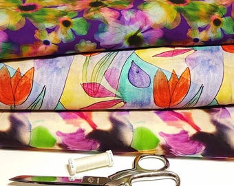 Tela con estampado floral de chalís, con efecto artístico de pinceladas de acuarela. Ligera y vaporosa. Procedente de Europa. Se vende por 1/2 yarda.