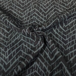 Puede incluir: Una taza de cer&aacute;mica blanca con un asa negra y el texto "But First, Coffee" en un estilo manuscrito. La taza est&aacute; sobre una superficie blanca. La taza mide 10 cm de alto.