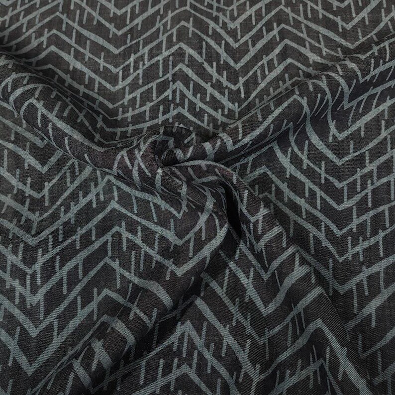 Puede incluir: Una taza de cer&aacute;mica blanca con un asa negra y el texto "But First, Coffee" en un estilo manuscrito. La taza est&aacute; sobre una superficie blanca. La taza mide 10 cm de alto.