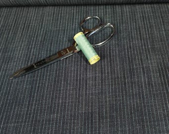 Tela Chambray de mezcla de tencel: aspecto de raya diplomática índigo oscuro, tejido suave y fluido, ecológica, se vende por 1/2 yarda.