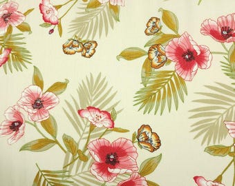 Tela de rayón crepé arrugado con estampado floral: flores rosas y hojas de palmera. Tela ligera y drapeada para prendas de vestir. Se vende por 1/2 yarda.
