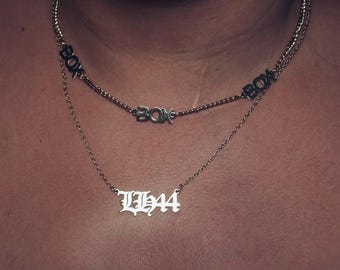 Collier Formule 1 : initiales et numéro du pilote, style vieil anglais