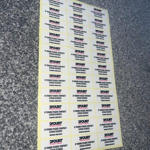 Puede incluir: Una hoja de pegatinas amarillas con el texto "2POUR7 EVENTS GROUP" y el número de teléfono "07939 028832". Las pegatinas también dicen "IF FOUND PLEASE CONTACT" y "REWARD AVAILABLE".