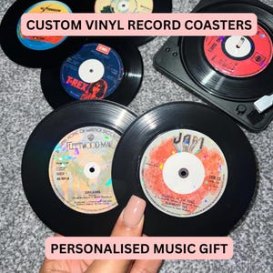 Aangepaste onderzetters in vinylstijl | Gepersonaliseerde nummer- of albumcadeau | Woondecoratie muziekliefhebber | Holografisch muziekcadeau