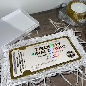 Puede incluir: Un boleto dorado con acabado holográfico para la final del Trofeo 2025 de baloncesto. El boleto es para el domingo 26 de enero en el Utilita Arena de Birmingham. El boleto es para el asiento 267, fila D, sección BK 6. El juego comienza a las 11:00 AM.