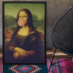 Mona Lisa blowing bubblegum, pop art lover, Mona Losa gift, rebel girl art Framed matte premium poster