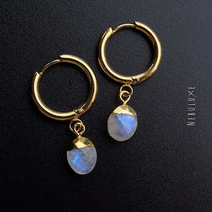 Orecchini a cerchio con pietra di luna, pietra portafortuna di giugno, orecchini con pietra portafortuna, orecchini a cerchio in oro, gioielli con pietra di luna arcobaleno, orecchini Huggie con ciondolo