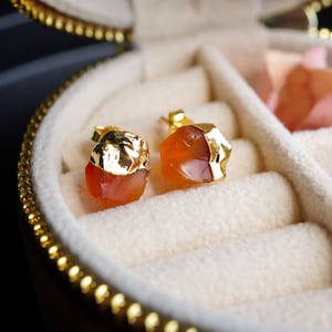 Karneol Ohrstecker, Rohkristall Ohrringe, Juli Geburtstagsgeschenk, Karneol Schmuck, Gold Ohrstecker, Hochzeit Boho Ohrringe