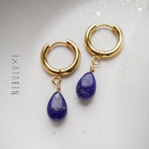 Orecchini A Cerchio Huggie Con Ciondolo Lapislazzuli - Placcati Oro 18K, Impermeabili, Ipoallergenici, In Acciaio Inox, Diametro 16.9 Mm, Regalo Per Donna