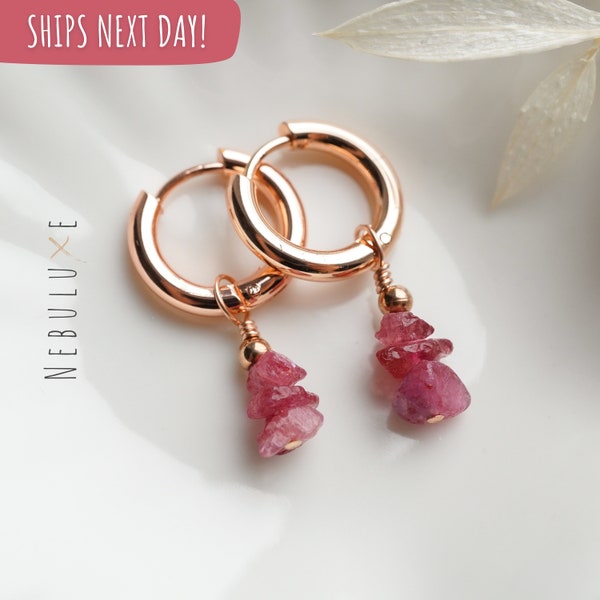 Boucles d’oreilles Tourmaline rose, boucles d’oreilles Rose Gold Hoop, boucles d’oreilles Crystal Hoop, boucles d’oreilles Huggie, boucles d’oreilles en cristal brut, pierre de naissance d’octobre