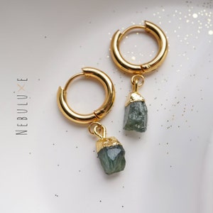 Brincos de safira verde, pedra do mês de setembro, brincos de cristal bruto, brincos de argola de ouro, joias de safira, brincos Huggie, argolas de pedras preciosas