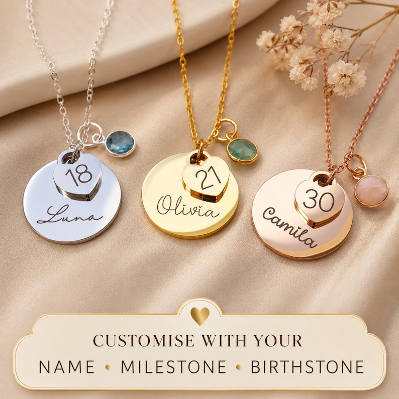 Peut inclure: Trois colliers aux tons argent&eacute;, dor&eacute; et or rose. Chacun comporte un disque grav&eacute; d'un pr&eacute;nom, une breloque en forme de c&oelig;ur avec un nombre et une petite pierre de naissance. Texte : CUSTOMISE WITH YOUR NAME &bull; MILESTONE &bull; BIRTHSTONE.