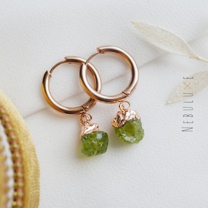 Boucles d'oreilles péridot, pierre de naissance d'août, boucles d'oreilles en cristal brut, créoles en argent et or, bijoux péridot, boucles d'oreilles lion, cadeau d'anniversaire d'août