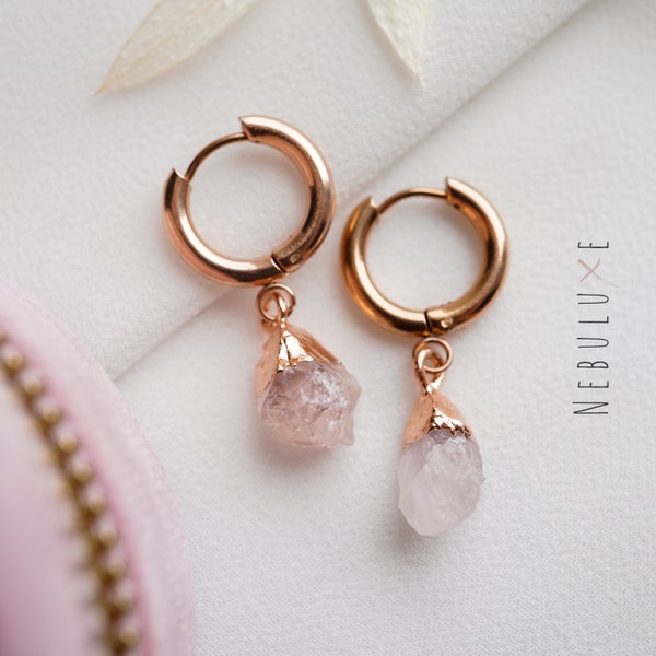 Boucles d'oreilles en quartz rose, Boucles d'oreilles en cristal brut, Créoles en argent doré, Bijoux en quartz rose, Boucles d'oreilles Huggie, Boucles d'oreilles en pierre brute