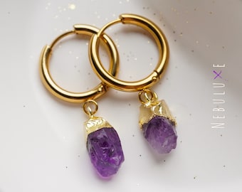 Boucles d'oreilles Huggie améthyste, Pierre de naissance de février, Boucles d'oreilles en cristal brut, Créoles en argent et or, Bijoux en améthyste, Boucles d'oreilles en pierre de naissance