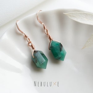 Boucles d'oreilles émeraude, Pierre de naissance de mai, Boucles d'oreilles en or rose, Boucles d'oreilles enfile-aiguille, Boucles d'oreilles avec pierre de naissance, Bijoux émeraude, Boucles d'oreilles en cristal uniques