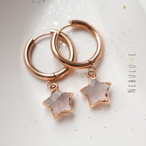 Rosenquarz Ohrringe, Rose Gold Ohrringe, Stern Ohrringe, Charm Hoop Ohrringe, Kristall Ohrringe, Huggie Hoop Ohrringe, Rosenquarz Schmuck