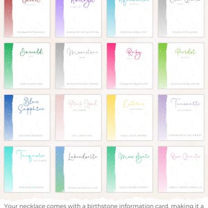 Peut inclure: Une grille de seize cartes carr&eacute;es pr&eacute;sentant les noms des pierres de naissance, les mois et des mots-cl&eacute;s descriptifs. Chaque carte a un coup de pinceau vertical color&eacute; sur la gauche avec des taches blanches. Le texte en bas indique : Your necklace comes with a birthstone information card, making it a beautiful, ready-to-give keepsake.