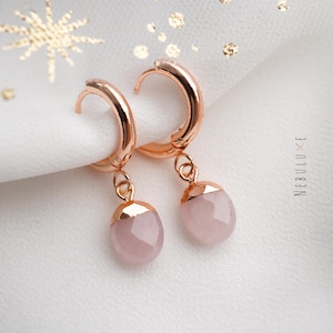 Rosenquarz Ohrringe, Rose Gold Creolen, Rosenquarz Schmuck, Huggie Hoop Ohrringe mit Charme, handgemachte Kristall Ohrringe
