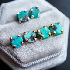 Turkoois oorknopjes • Kristallen oorknopjes • Geboortesteen december • Ruwe stenen oorbellen • Sierlijke minimalistische oorbellen • Turkoois sieraden