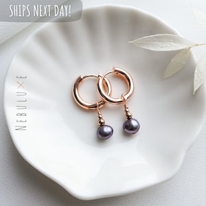 Schwarze Perle Ohrringe, Perle Huggie Ohrringe, Huggie Ohrringe, Juni Birthstone, Birthstone Ohrringe, Mini Creolen, Perle Huggie Ohrringe