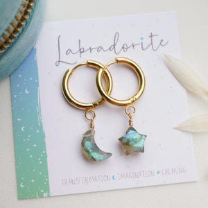Labradorit Hoop Ohrringe, Kristall Hoop Ohrringe, Mond und Stern Ohrringe, himmlische Ohrringe, Huggie Ohrringe, Labradorit Schmuck