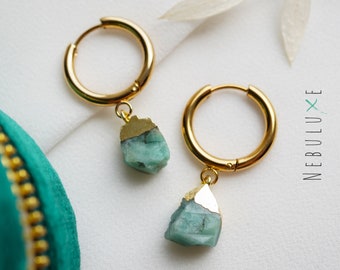 Ruwe smaragdoorbellen, geboortesteen mei, ruwe kristallen oorbellen, edelsteenoorbellen, smaragdgroene sieraden, Huggie-hoepeloorbellen