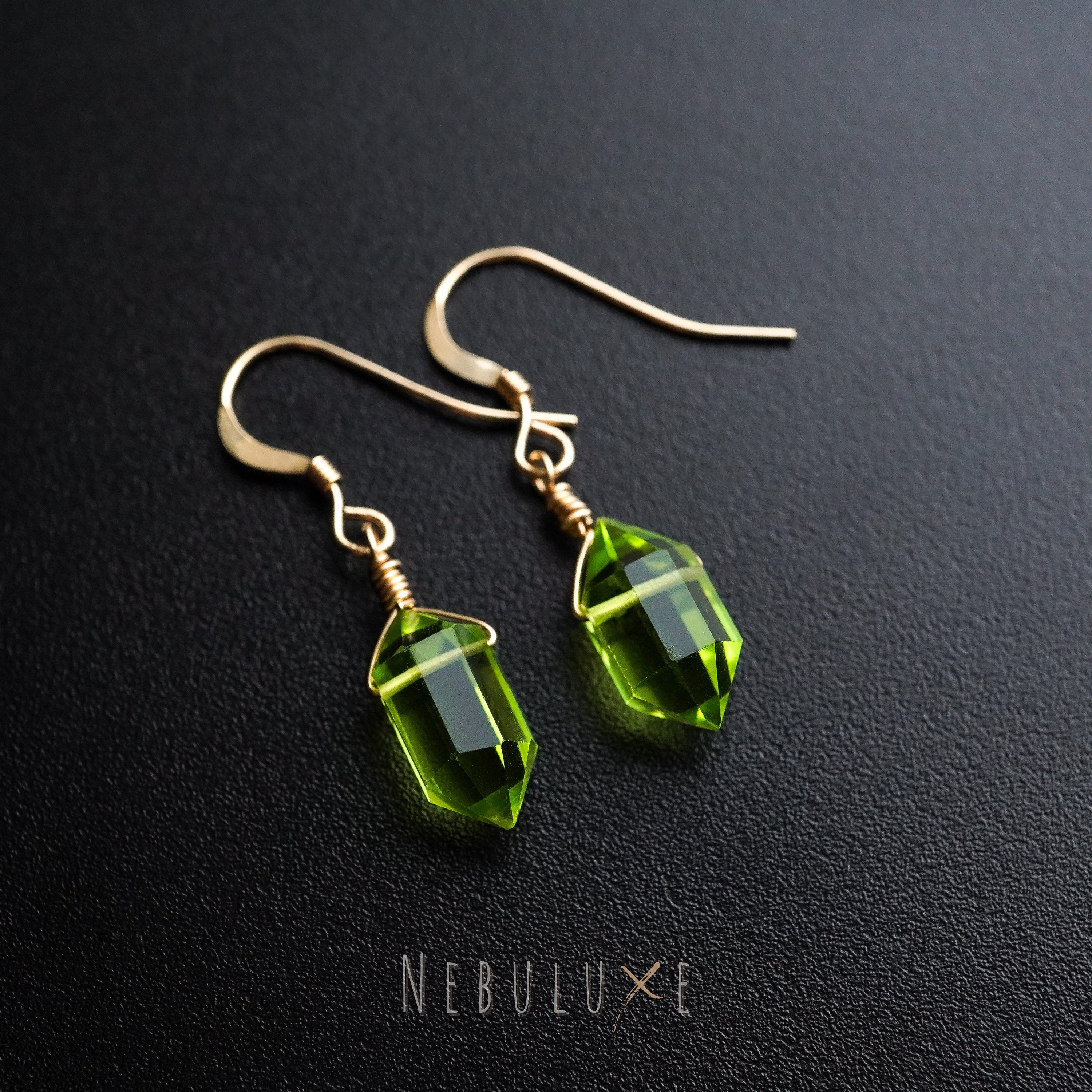 Orecchini A Cerchio Huggie Con Peridoto - Pietra Portafortuna Agosto - Cristalli Zirconia Verdi In Argento Placcato - Philip Jones