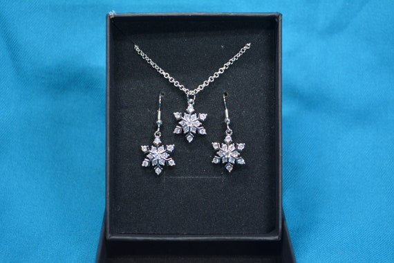 Snowflake necklace and store earring set